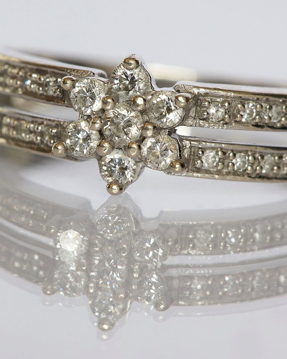 Anillo Flor de Brillantes · Oro blanco 18k