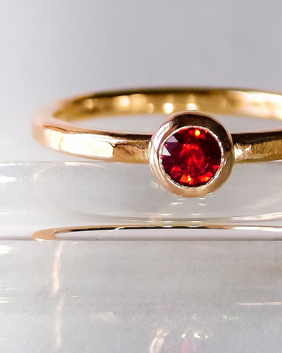 Anillo Rubí Bisel · Oro 18k y rubí