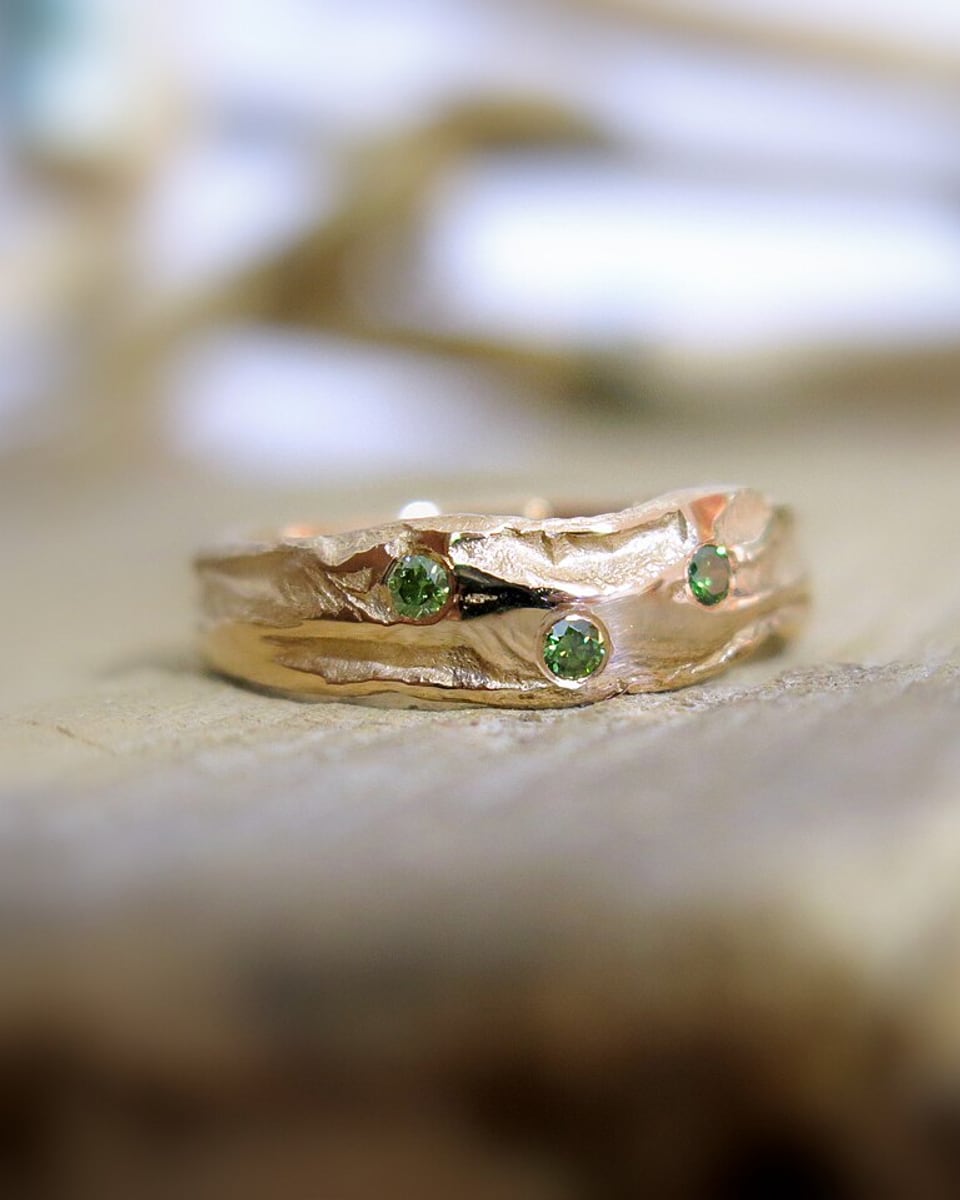 Argolla Rosé con Esmeraldas · Oro rosa 18k y esmeraldas