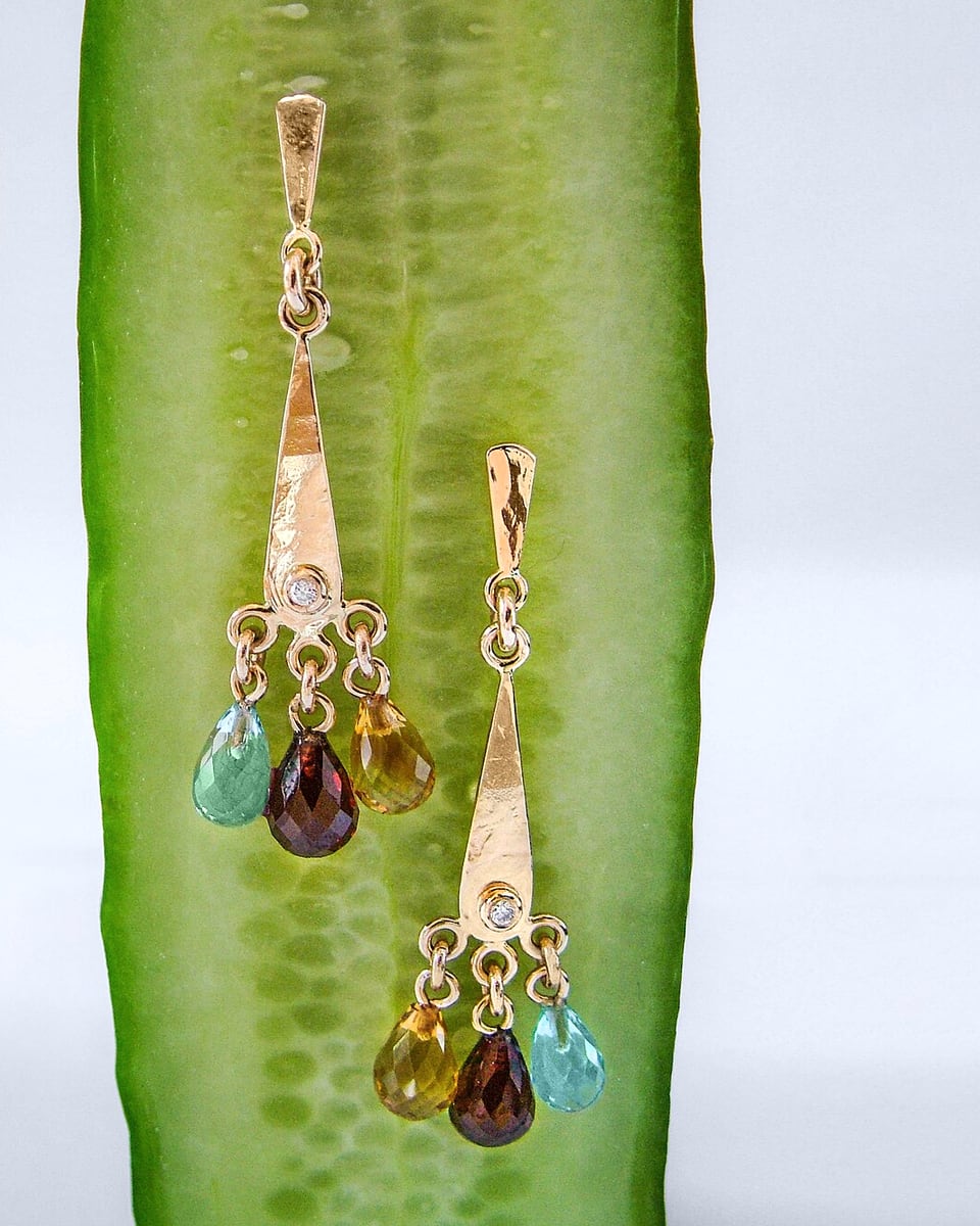 Aros Colgantes Gemas · Oro 18k con gemas